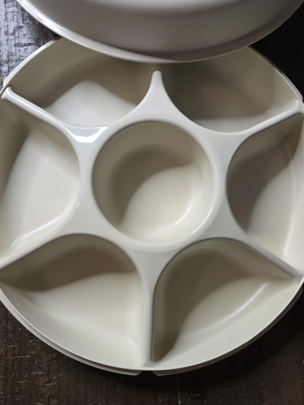 Tupperware Round Divided Tray w/ Lid Snack Veggie Chip & Dip Serving Platter